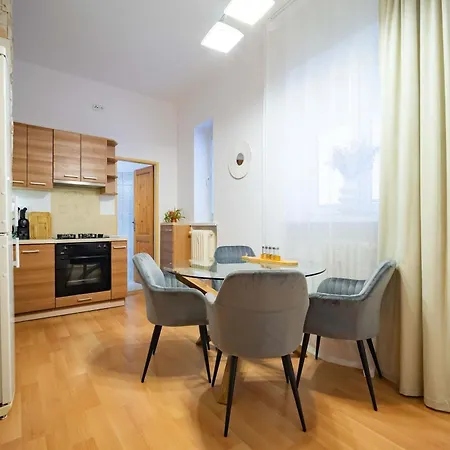 Your Center Stylish & Spacious Apartmán *